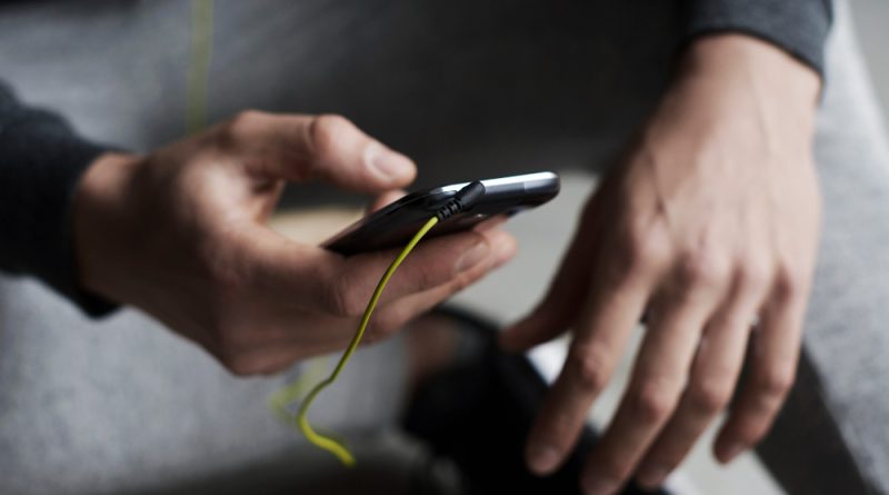 Nuo radijo siųstuvo iki 4G modulio: kaip keitėsi garso perdavimo technologijos ir ką tai reiškia privatumui